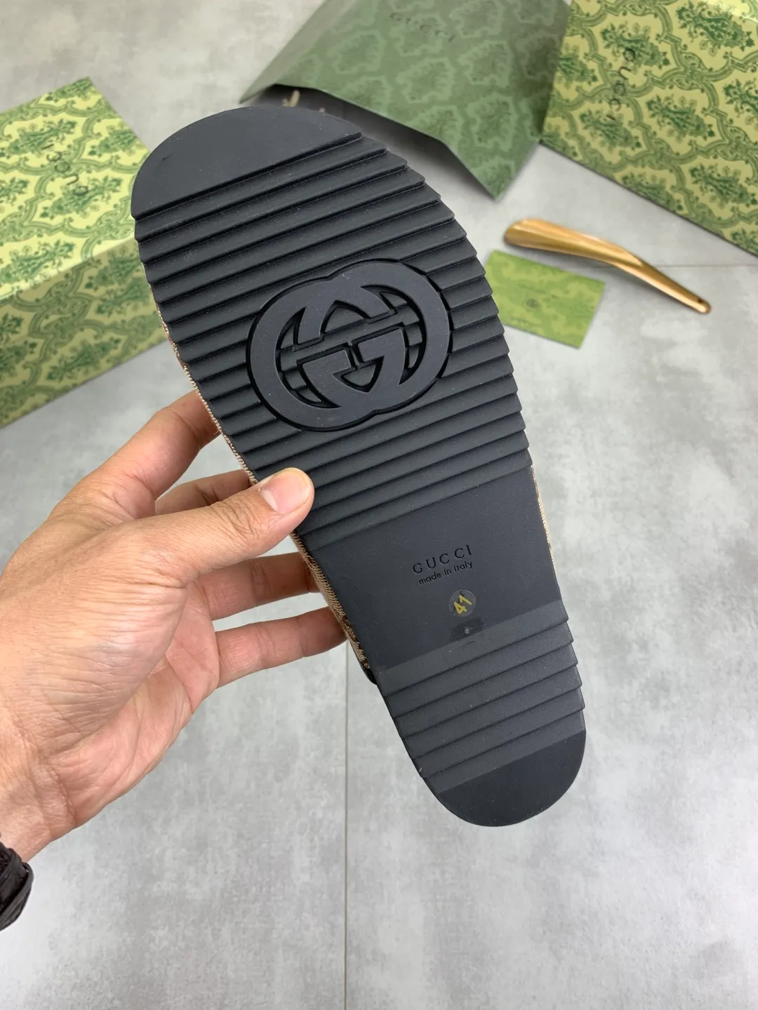 Men's shoes💰P340 💰[New model] Gucci half-drag business leather shoes hot selection (Gucci) official website latest Gucci half-drag business leather shoes, hot style 💥The version is simple and elegant, exclusive for trendy men. Unique official website latest brand original double G Embossed elements 👑 Original Gucci decoration, fashionable and elegant, original calfskin fabric ✅ Fully imported first-layer cowhide lining, wear-resistant, rubber business outsole specified on the official website, actual shot of the classic model at the counter 🎬 Size: 35-44 5⃣️colors available